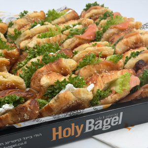 מגש קוראסון חמאה ממולא סלמון מעושן, טונה עם לימון כבוש ובולגרית בפסטו