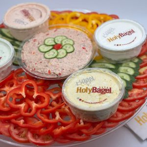 מגש ירקות וסלטים + 20 בייגל