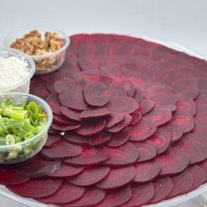 קרפצ'יו סלק (גבינה בולגרית, אגוזים, בצל ירוק, רוטב)