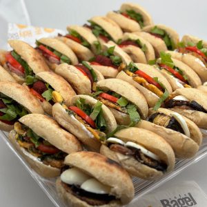 כריך פרנה עם לביבות סלק, טונה מעושנת, שמנת וחביתת ירק, סביח (24 יח)
