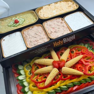 מגש ירקות וסלטים + 20 בייגל